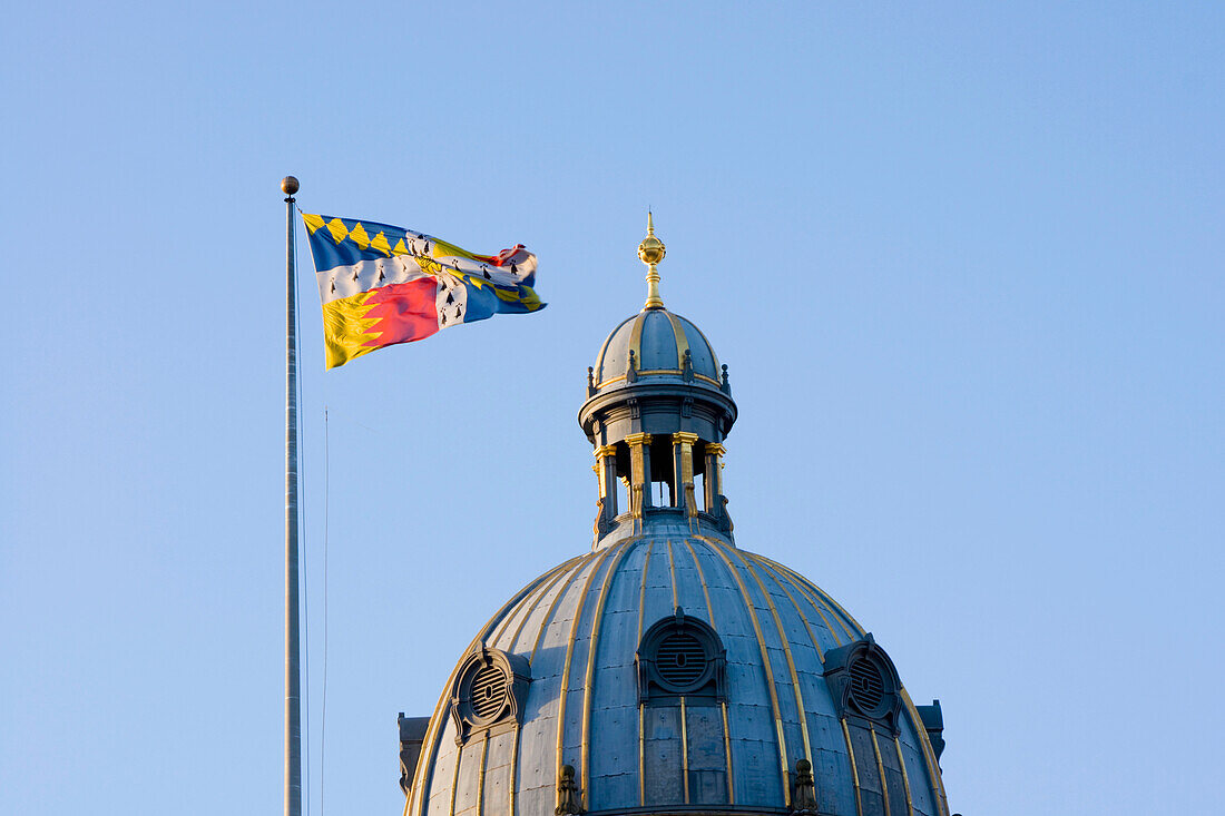 Kuppel des Civic Center mit Flagge, Birmingham, Großbritannien