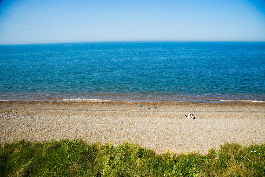 Meer und Strand von Weybourne von der Klippe aus gesehen, Weybourne, Norfolk, Großbritannien