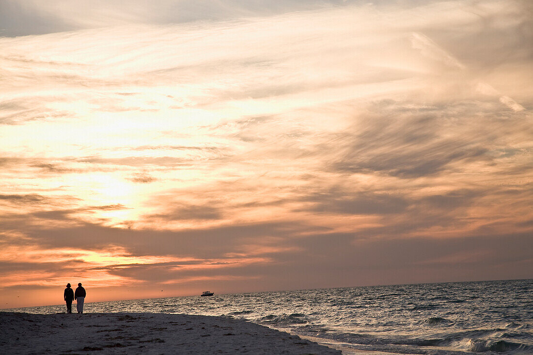 Pärchen am Strand von Bean Point bei Sonnenuntergang