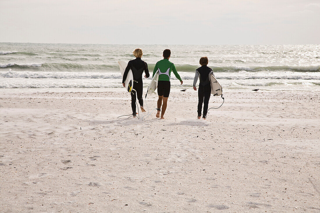 Drei Surfer am Lido Beach