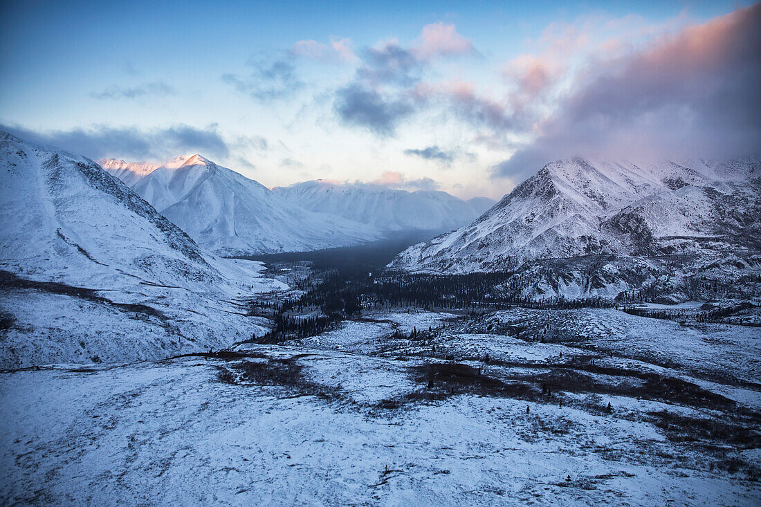 Luftaufnahme der Ogilvie Mountains während des Fluges entlang des Dempster Highways; Yukon, Kanada