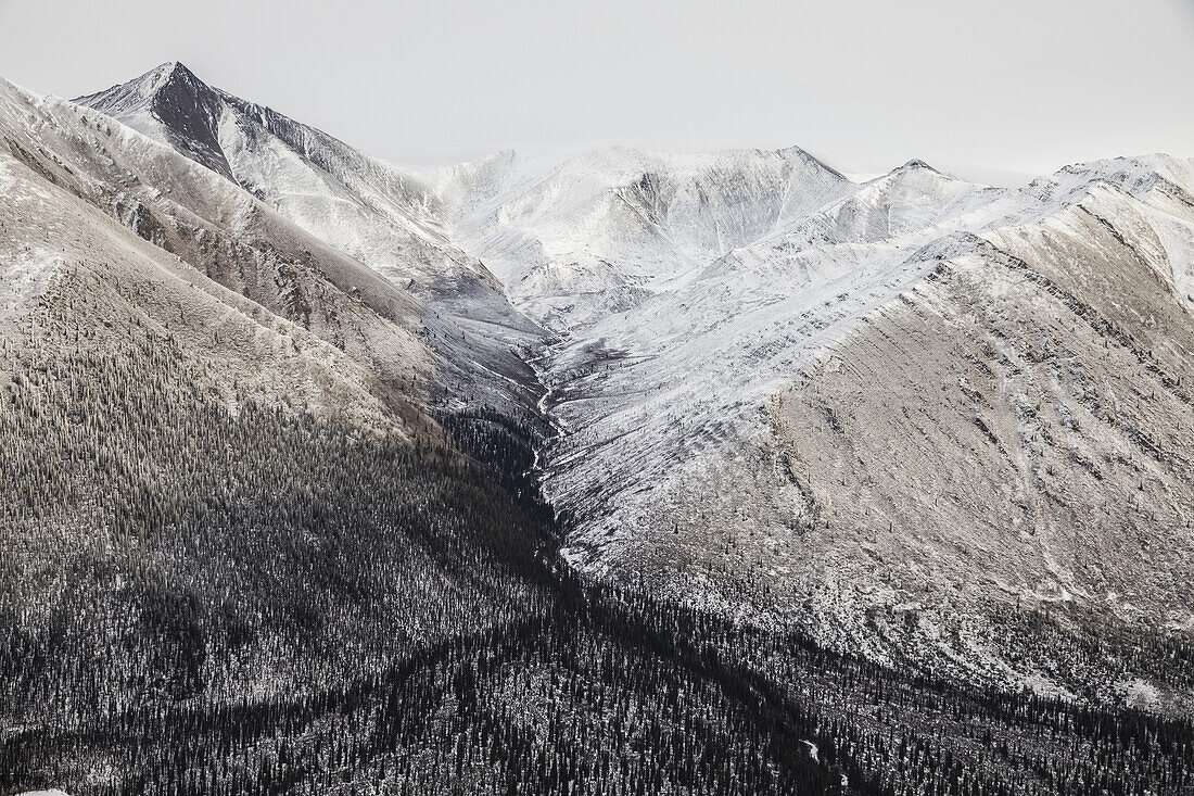 Luftaufnahme der Ogilvie Mountains beim Flug entlang des Dempster Highway; Yukon, Kanada