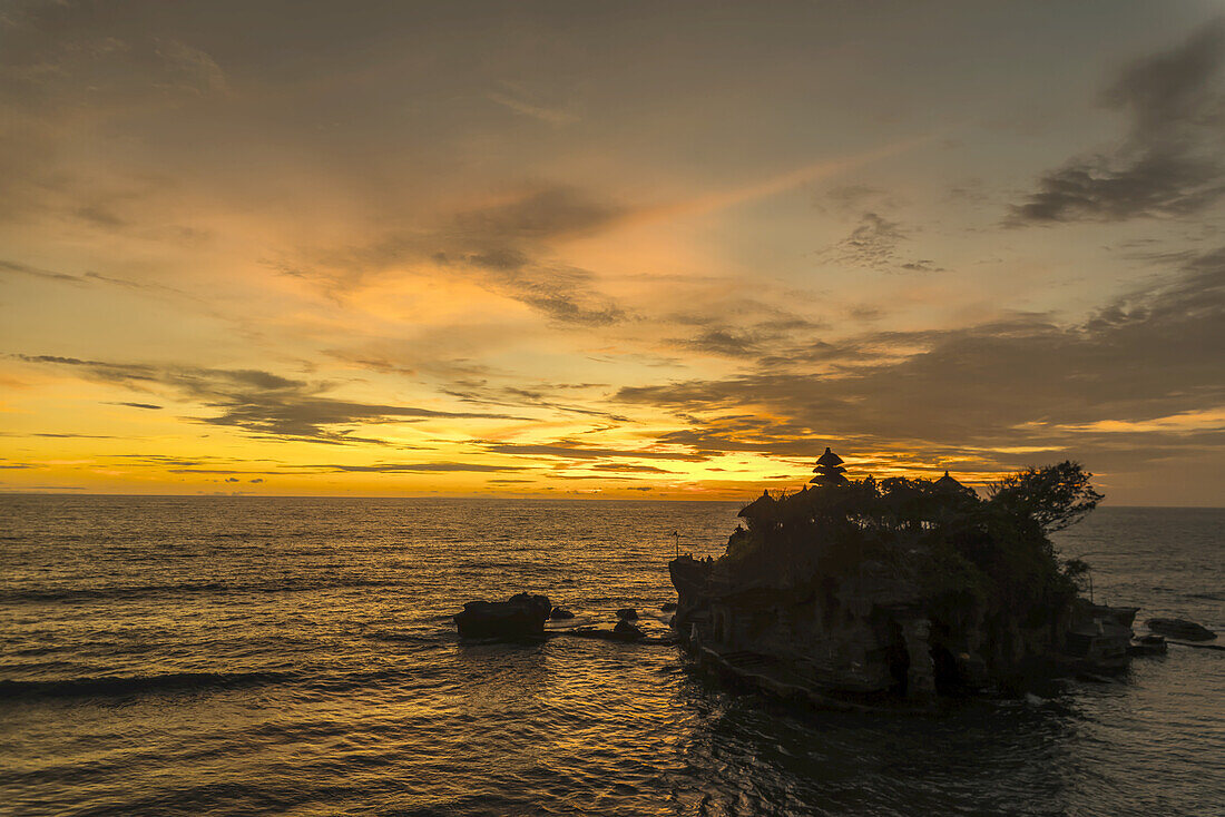 Tanah-Lot-Tempel mit goldenem Sonnenuntergang; Bali I