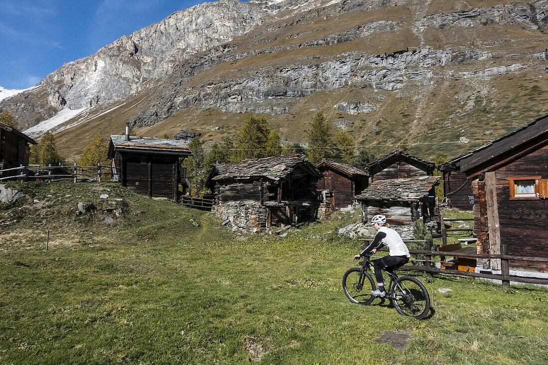 Mountainbiking in der Nähe von Zermatt; Wallis, Schweiz