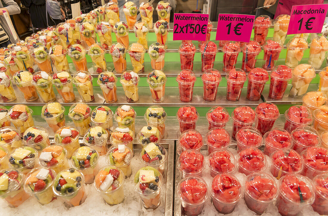 Saftladen auf dem Boqueria-Markt, einem der berühmtesten Märkte in ganz Spanien und dem berühmtesten in Barcelona; Barcelona, Katalonien, Spanien