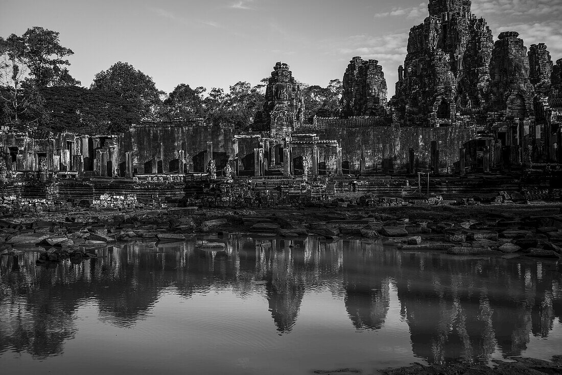 Im Wasser gespiegelter Bayon-Tempel, Angkor Thom; Krong Siem Reap, Provinz Siem Reap, Kambodscha