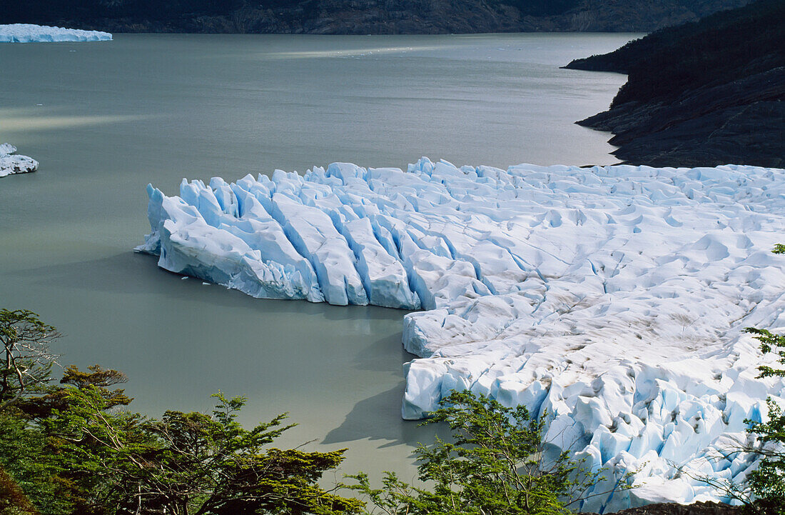 Gletschergrau, das aus dem Hielo Sur austritt