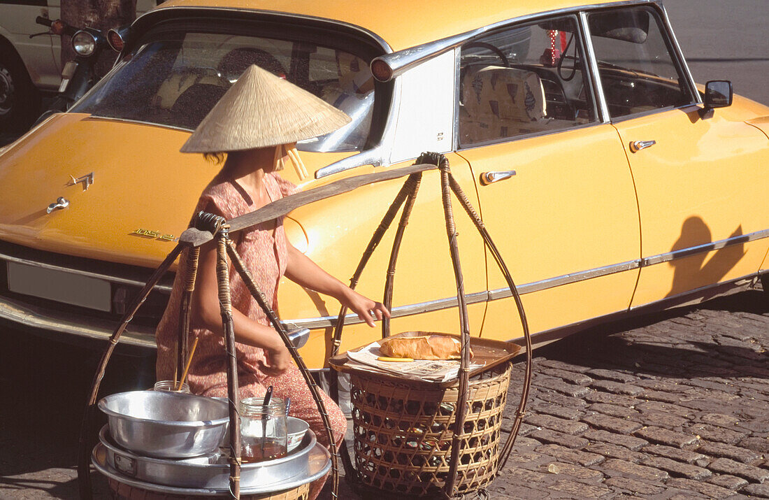 Lebensmittelverkäufer und gelbes Auto