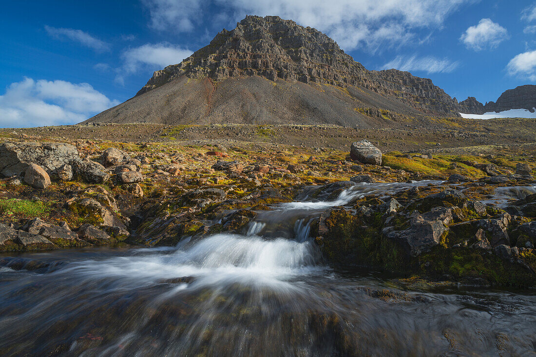Ein kleiner Bach fließt aus den Bergen entlang der Strandir-Küste; Westfjorde, Island