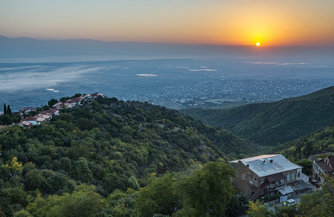 Die Sonne geht über dem Kaukasusgebirge und dem Alazani-Tal auf; Georgien