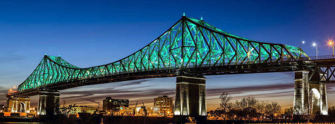 Jacque-Cartier-Brücke in der Abenddämmerung beleuchtet; Montreal, Quebec, Kanada.