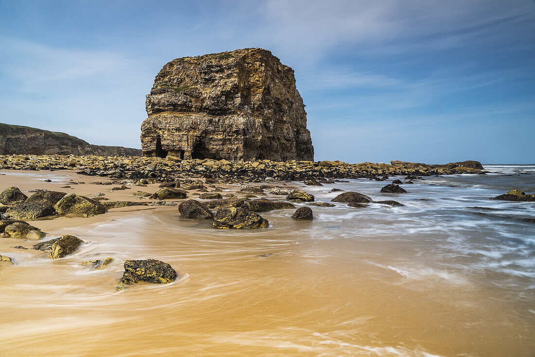 Großer Meeresstapel am Sandstrand an der Nordostküste Englands; South Shields, Tyne And Wear, England.