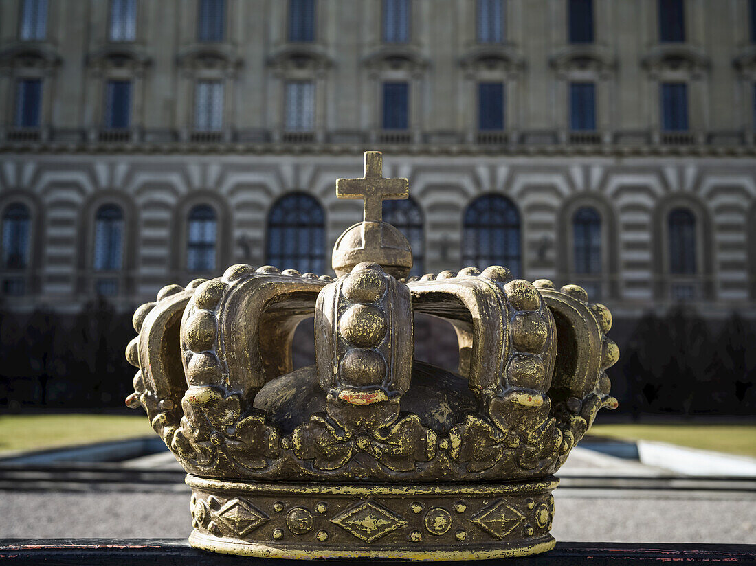 Kronenornament oben auf dem Tor der Ostfassade des königlichen Palastes; Stockholm, Schweden
