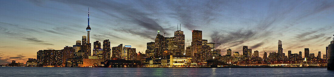 Skyline von Toronto bei Sonnenuntergang; Toronto, Ontario, Kanada