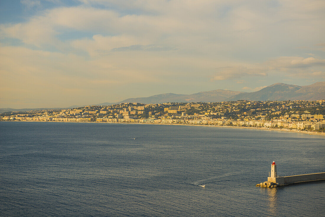 Ein Leuchtturm am Ende des Piers und entlang der Küste der Côte d'Azur; Nizza, Côte d'Azur, Frankreich