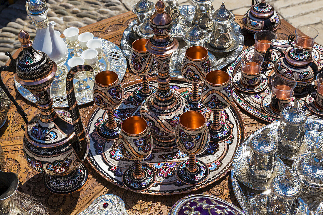 Teesets, Becher und Tabletts zum Verkauf an der Brücke von Mostar; Mostar, Bosnien und Herzegowina