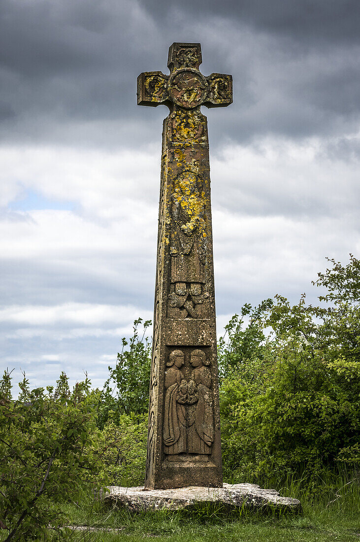 Northumberland-Kreuz in Jarrow Hall, entworfen und geschnitzt von Keith Ashford (1996-7), inspiriert von Steinkreuzen aus dem 8. Jahrhundert, die in Northumberland gefunden wurden; Jarrow, South Tyneside, England.