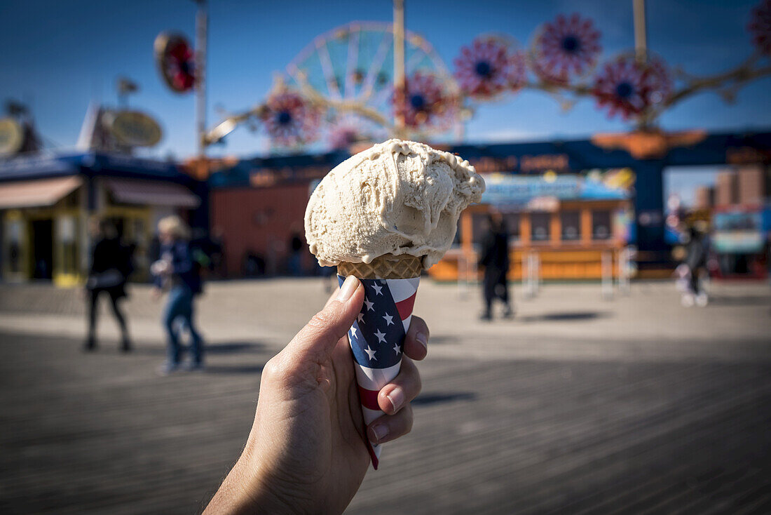 Eiswaffel in der Hand; Coney Island, Brooklyn, New York, Vereinigte Staaten von Amerika