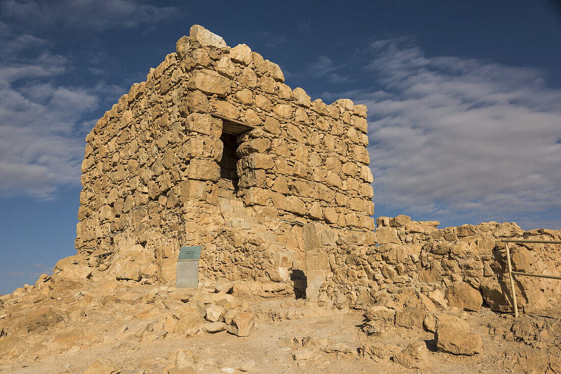Ruinen einer Steinmauer in der Judäischen Wüste, Region Totes Meer; Südbezirk, Israel.