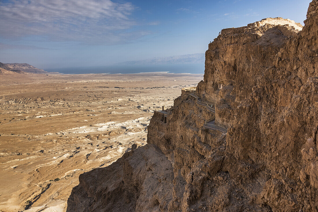 Eine zerklüftete Felsklippe und ein Blick auf die Judäische Wüste, Region Totes Meer; Süddistrikt, Israel.