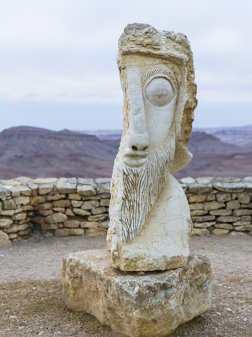 Steinskulptur eines Gesichts in männlicher Gestalt; Mitzpe Ramon, Südviertel, Israel.