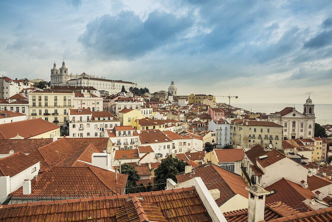 Blick auf die Stadt von der Alfama aus; Lissabon, Portugal.