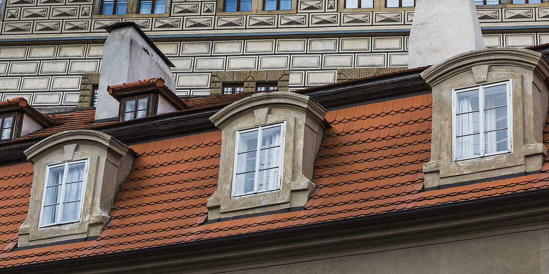 Fassade eines Gebäudes mit drei Fenstern, Ziegeln und Schornsteinen; Prag, Tschechien