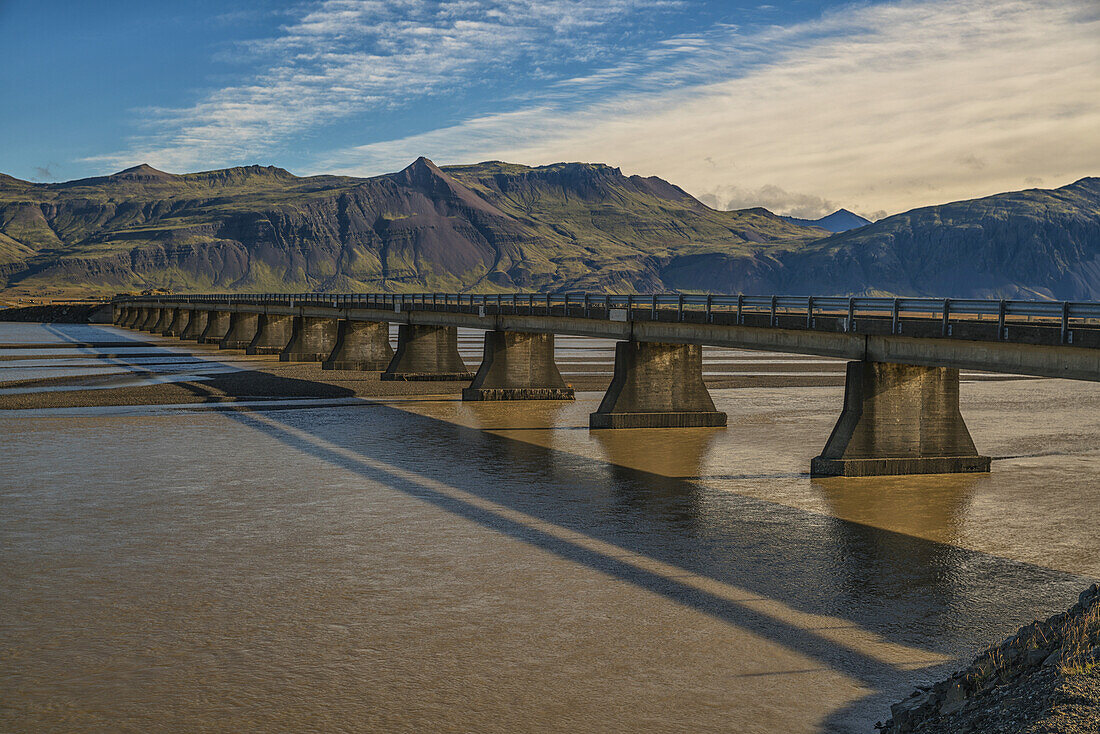 Brücke über einen Gletscherfluss entlang der Südküste von Island; Island