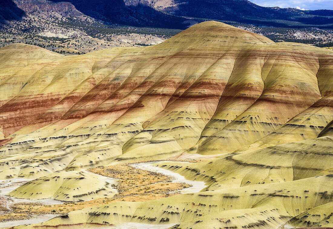 Farbenfrohe Mineralienschichten liegen im John Day Fossil Beds National Monument frei; Mitchell, Oregon, Vereinigte Staaten von Amerika