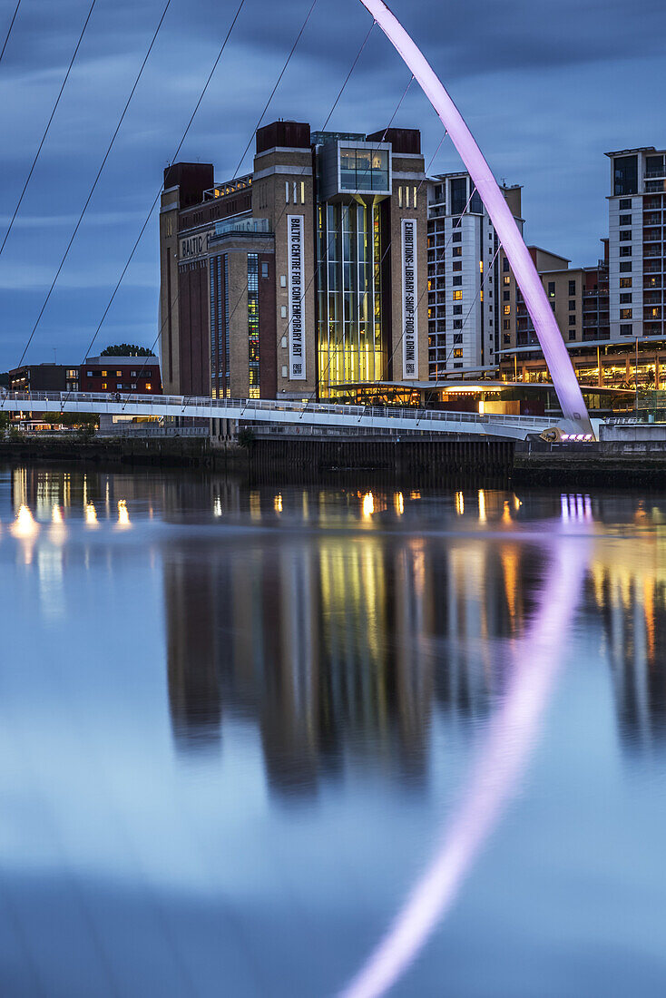 Gateshead Millennium Bridge und BALTIC Centre for Contemporary Art, Spiegelung im Fluss Tyne; Gateshead, Tyne and Wear, England.