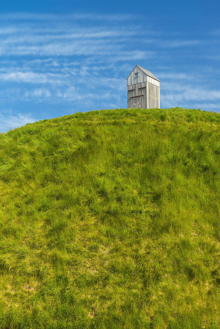 Die grasbewachsene Kuppel mit dem Fischtrockenhaus auf dem Dach ist eine Kunstinstallation von Olof Nordal; Reykjavik, Island.