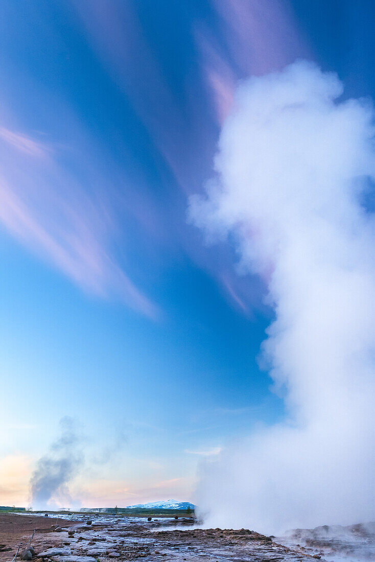 Geysir Strokkur, Ausbruch in der Abenddämmerung; Geysir, Island