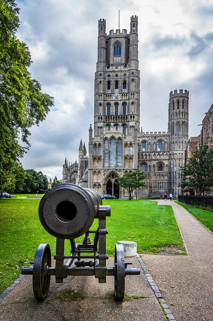 Im Krimkrieg erbeutete russische Kanone vor der Kathedrale von Ely; Ely, Cambridgeshire, England.