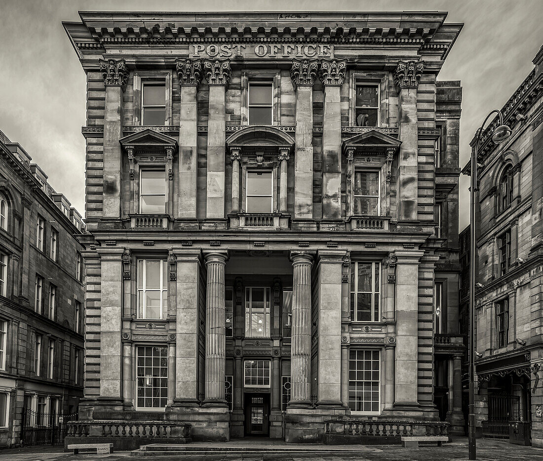 Das ehemalige Postgebäude im klassizistischen Stil wurde zwischen 1871 und 1874 erbaut und wird heute als Architekturbüro genutzt; Newcastle Upon Tyne, Tyne and Wear, England