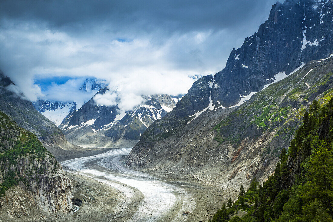 Blick auf Mer de Glacier und Grandes Jorasses im Sommer; Chamonix-Mont-Blanc, Rhône-Alpes, Frankreich.