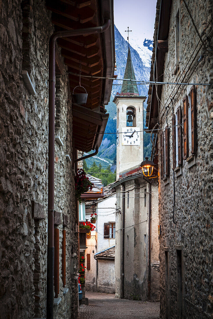 Alte Kopfsteinpflasterstraßen führen zu einer Kirche, Dolonne, in der Nähe von Courmayeur; Aosta-Tal, Italien