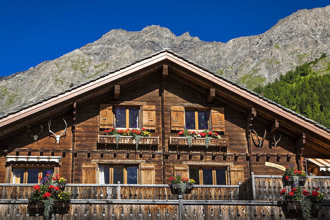 Gebäude im Chalet-Stil; La Fouly, Val Ferret, Schweiz