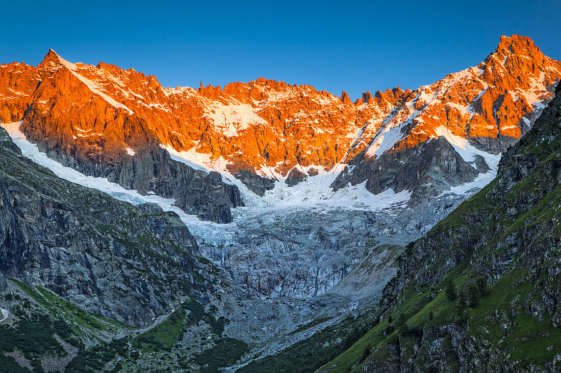 Sonnenaufgang auf den Gipfeln über dem l'A Neuve Gletscher, gesehen von La Fouly, Schweizer Val Ferret, Alpen; La Fouly, Val Ferret, Schweiz