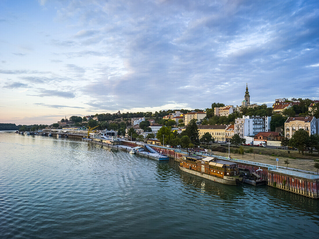 Blick auf Belgrad vom Fluss Sava aus; Belgrad, Vojvodina, Serbien.