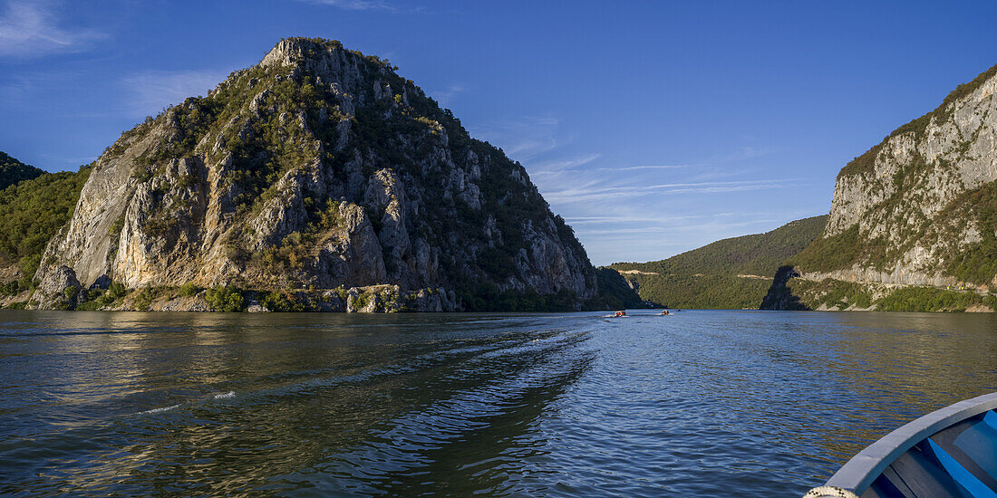 Zerklüftete Hügel und Klippen entlang des Wassers, von einem Ruderboot aus gesehen; Serbien