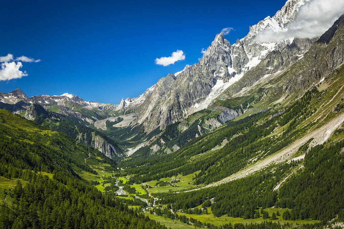 Mont Blanc Massiv mit italienischem Val Ferret, Alpen; La Vachey, Aostatal, Italien.