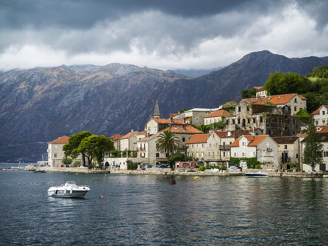 Häuser und Boote entlang der Bucht von Kotor; Perast, Kotor, Montenegro