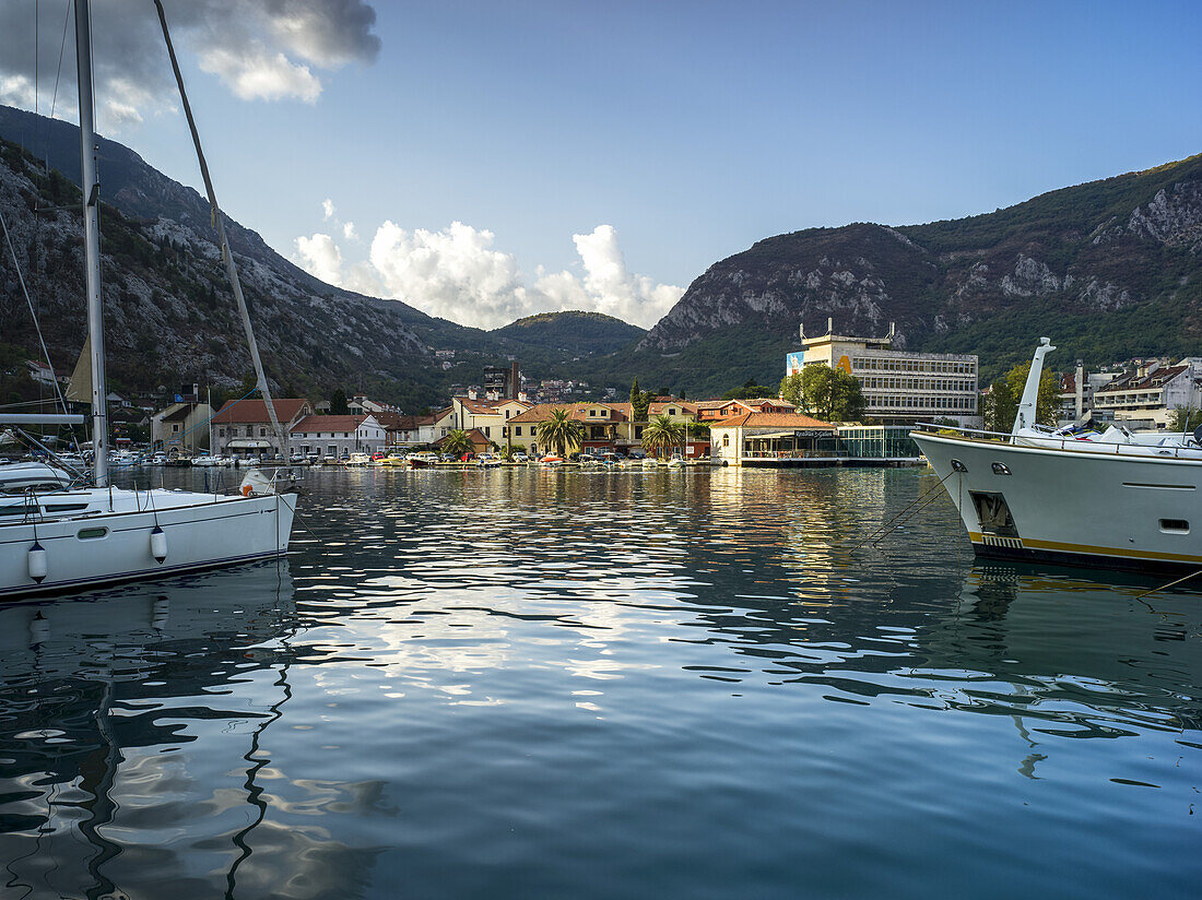 Häuser und Boote entlang der Bucht von Kotor; Kotor, Montenegro