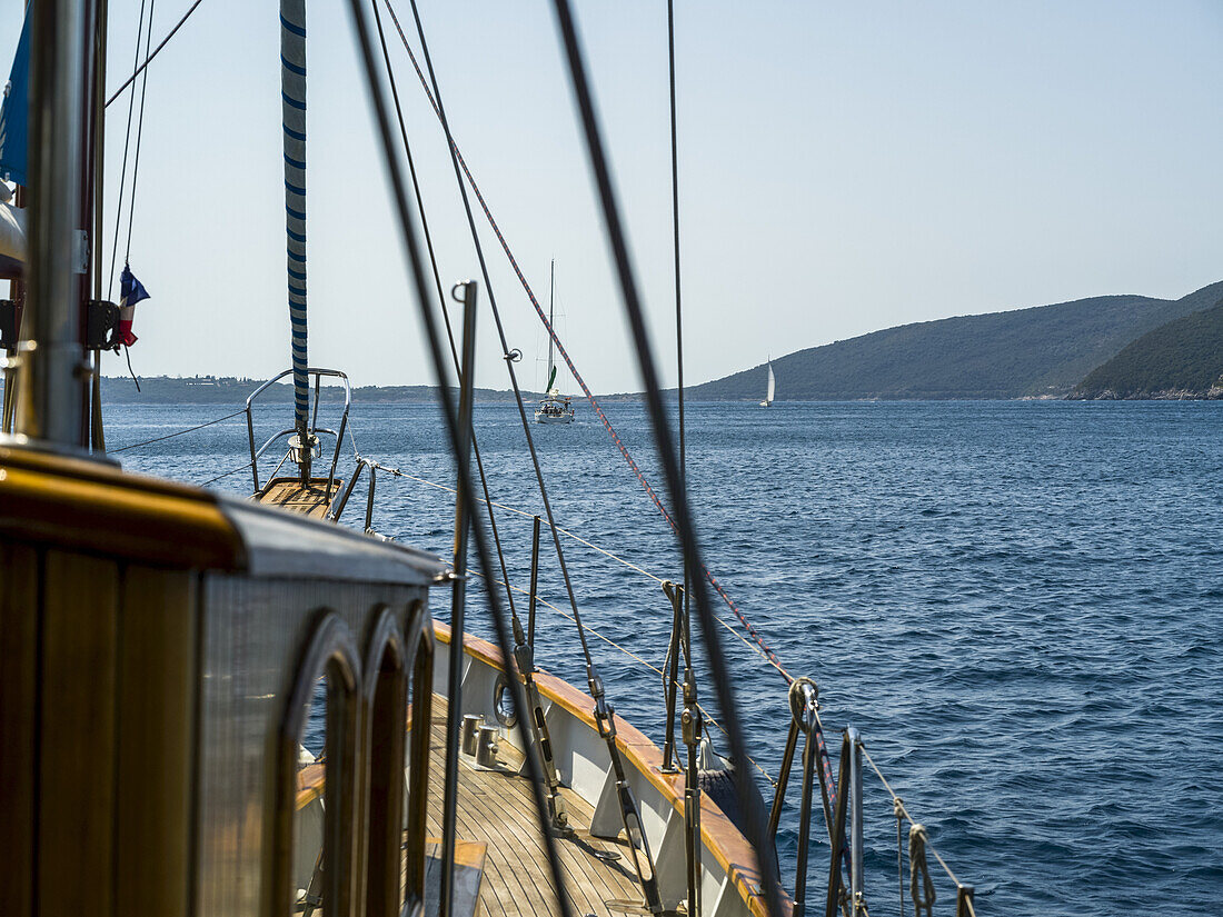 Blick auf die Küste von Montenegro in der Bucht von Kotor vom Deck eines Bootes aus; Kotor, Montenegro