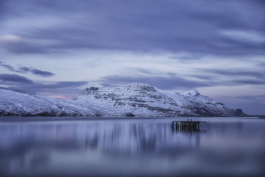 Schönes blaues Licht bei Sonnenuntergang über dem Fjord bei Djupavik; Westfjorde, Island