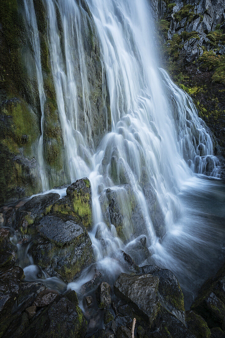 Wasserfall entlang der Straße; Westfjorde, Island