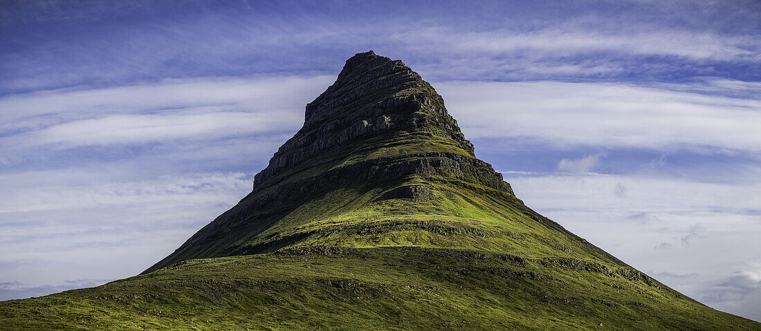 Kirkjufell, der meistfotografierte Berg in Island, Halbinsel Snaefellsness; Island
