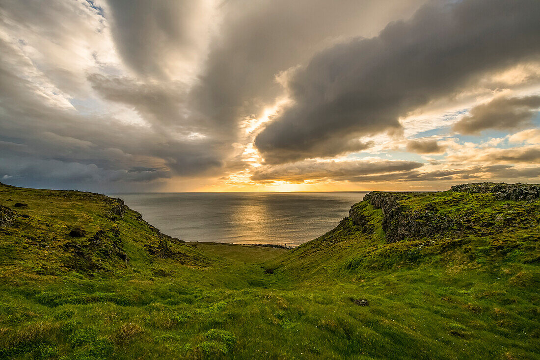 Sonnenuntergang über dem Atlantischen Ozean mit dramatischen Wolken, Halbinsel Snaefellsness; Island