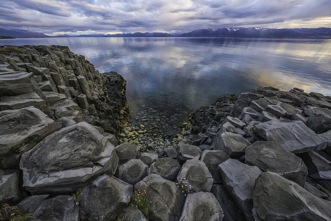 Säulenbasalt in der Nähe der Stadt Hofsos; Island