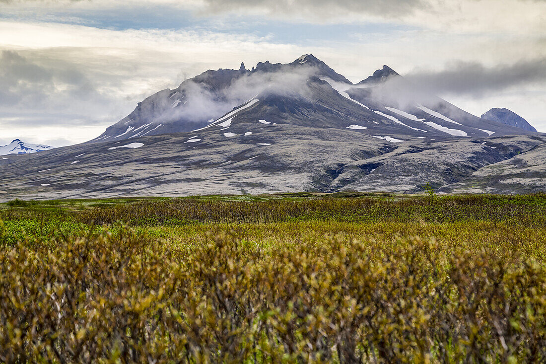 Weitwinkelansicht beim Wandern auf dem Hochplateau in Richtung des schlafenden Vulkans im Vatnajokull-Nationalpark; Island